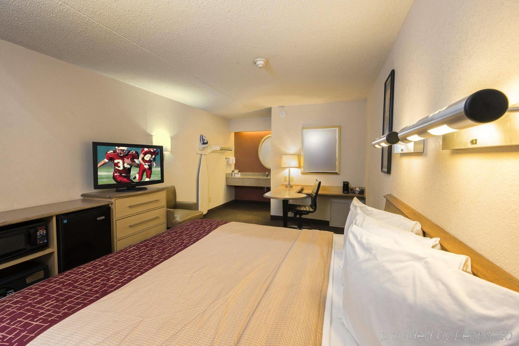 Red Roof Inn Dayton North Airport Экстерьер фото
