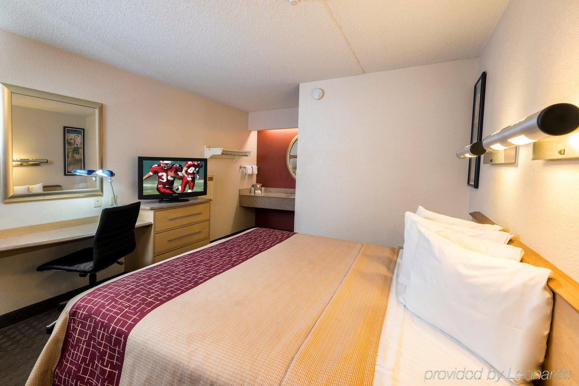 Red Roof Inn Dayton North Airport Экстерьер фото